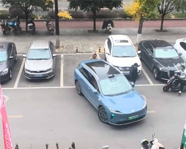 尚界H5遇到人肉占车位 车主巧用调虎离山和自动泊车抢到车位