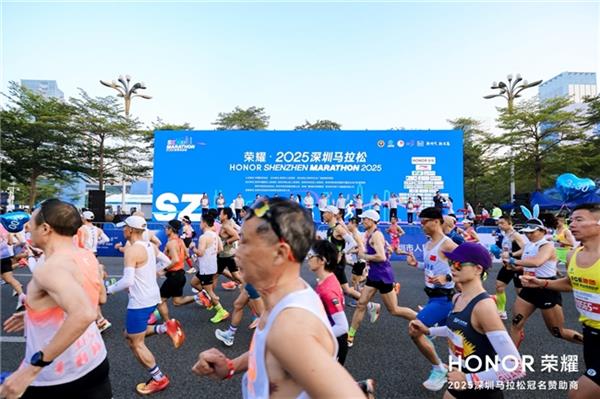 深马官方手表荣耀手表5 Pro 点燃荣耀·2025深圳马拉松赛场