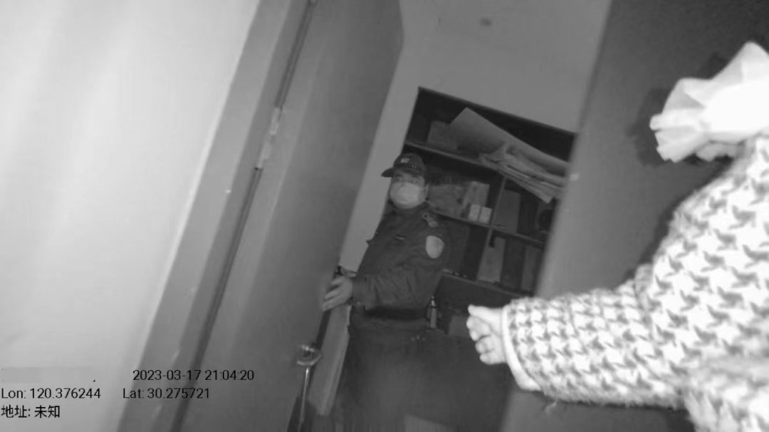 2岁萌娃迷路,淡定“导航”却绕晕了警察叔叔……