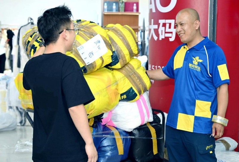 德邦快递员180天坚守,以专业服务赢得郑州服装市场好评