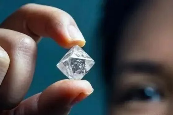 天然钻石个性化时代，职场首钻等概念引领消费新趋势