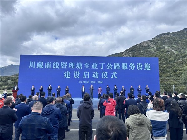 全液冷超充“一秒一公里”，华为数字能源助力打造最美 318