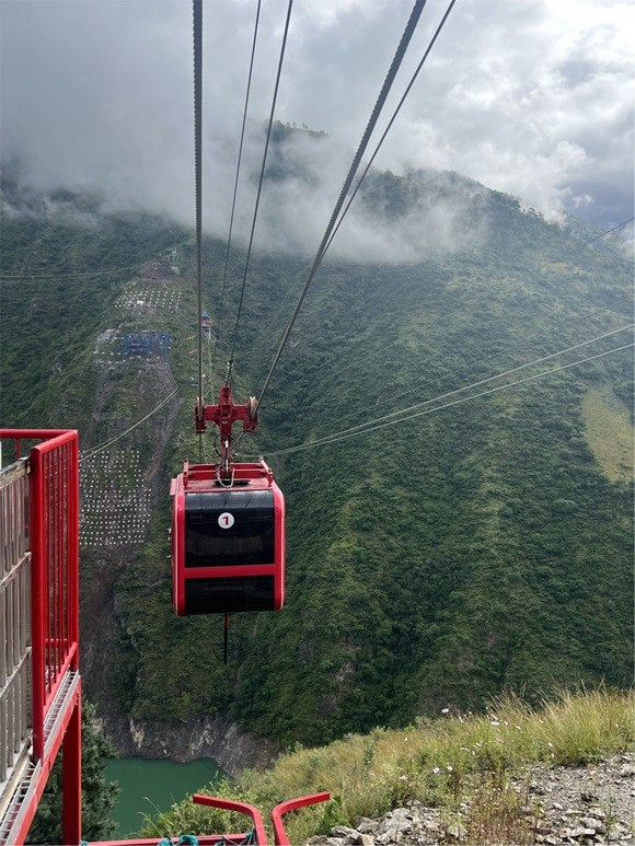 挑战川滇无人区 西香高速破解世界超级工程难题