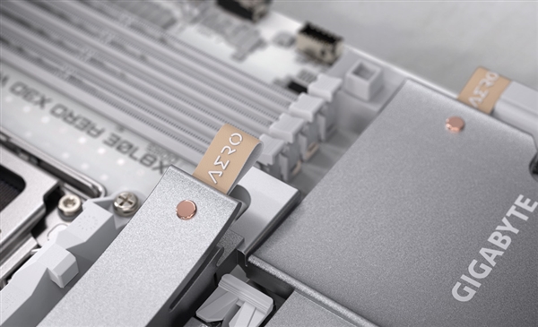 技嘉X870E AERO X3D WOOD主板用上木头、皮革：精美如艺术品