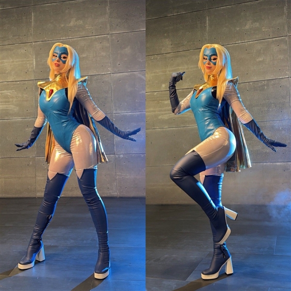 美女Cos《超英》金耀光图赏 金发女郎配性感胶袜