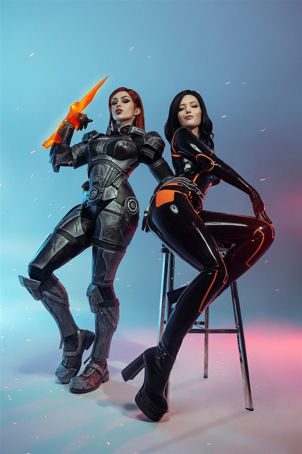 美女Cos《超英》金耀光图赏 金发女郎配性感胶袜