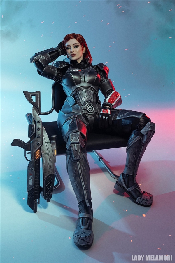 美女Cos《超英》金耀光图赏 金发女郎配性感胶袜