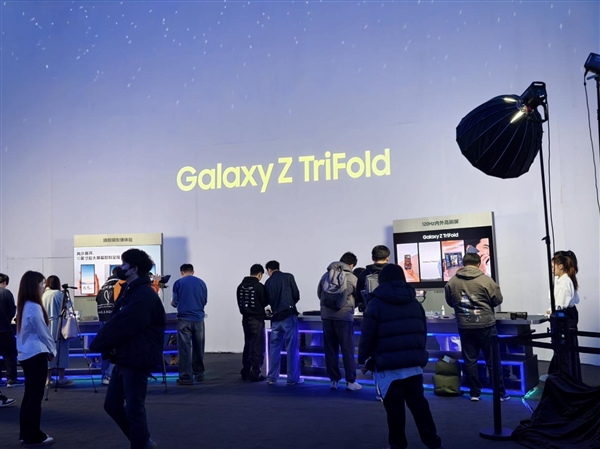 19999元起！三星Galaxy Z TriFold国行真机上手：手机瞬间变10英寸平板