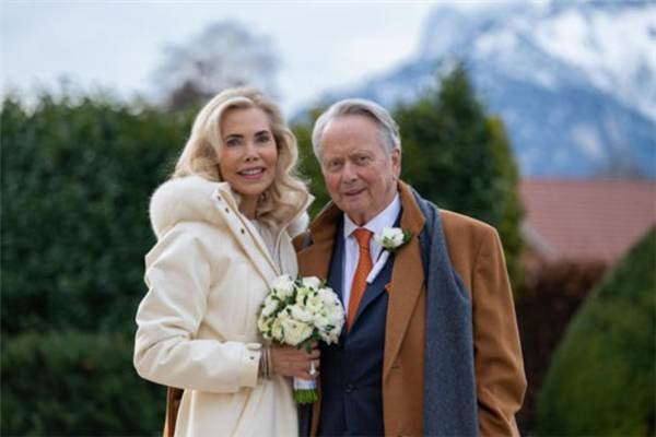 82岁保时捷掌门人第四次结婚：妻子比其小20岁 身世显赫