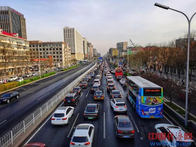 今晚,油价上调→(图1) 今晚,油价上调→(图1)