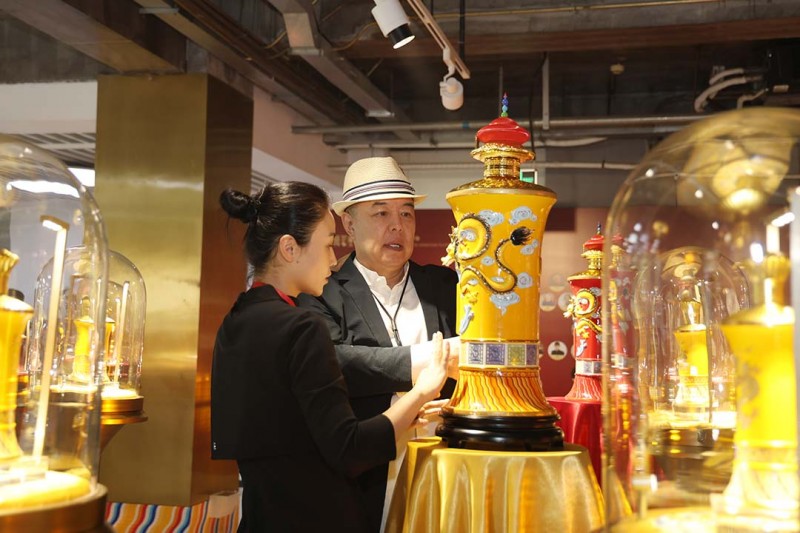 五粮液股份真龙天子品牌签约张铁林，助力品牌战略升级(图2)