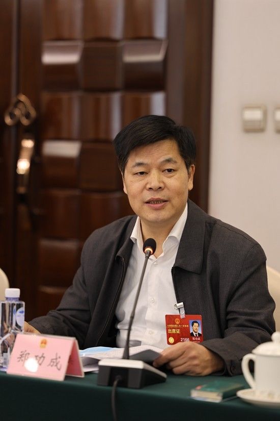 养老不能“头痛医头、脚痛医脚”全国人大常委会委员郑功成建议:加快制定一部养老服务法 养老不能“头痛医头、脚痛医脚”全国人大常委会委员郑功成建议:加快制定一部养老服务法