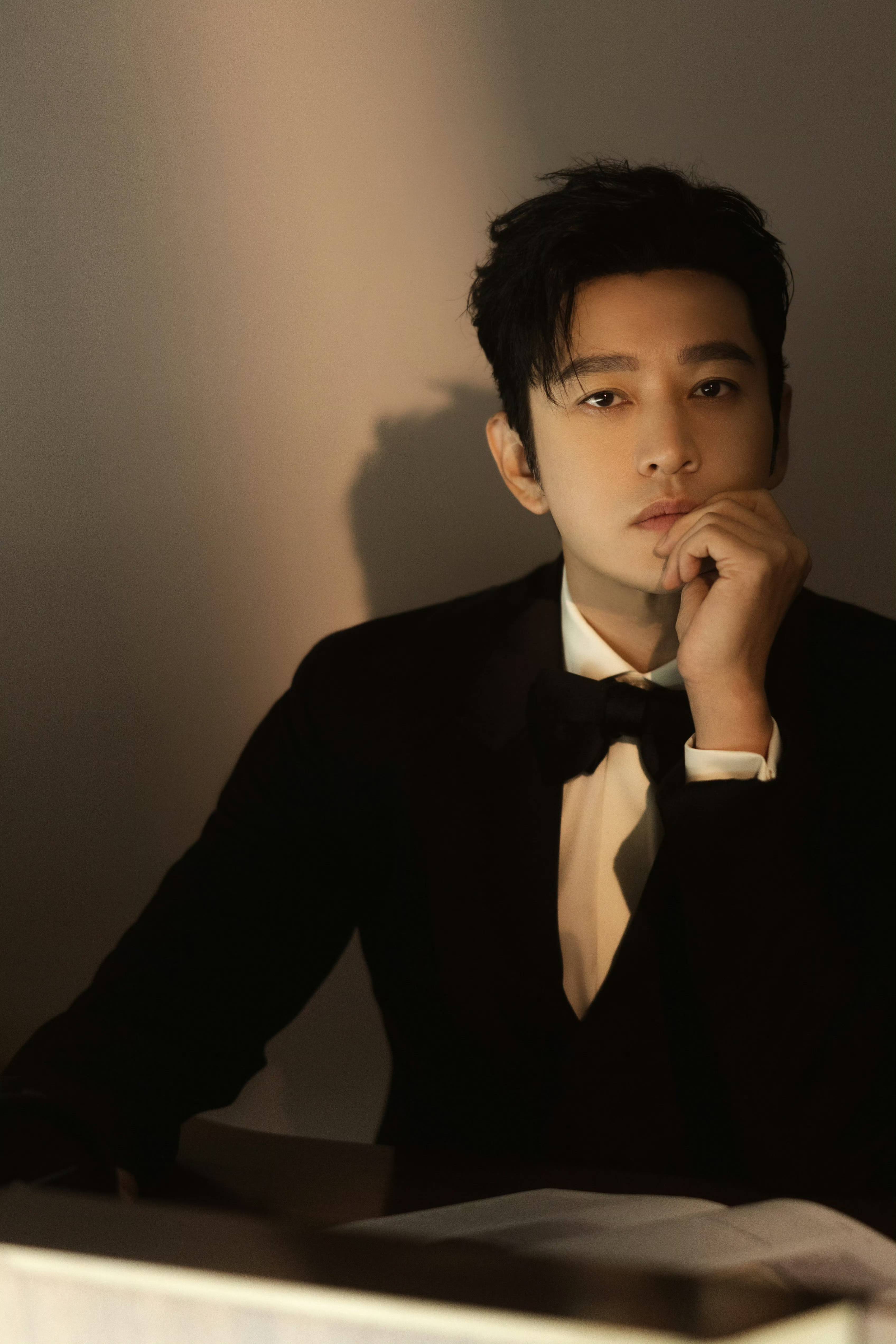 黄晓明捍卫名誉 剧组敬业拍戏新作引期待(图2)