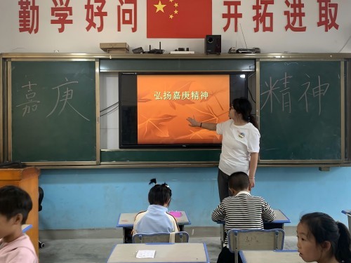 续焰嘉庚情,美育滋心土:嘉庚后学支教行(图1) 续焰嘉庚情,美育滋心土:嘉庚后学支教行(图1)