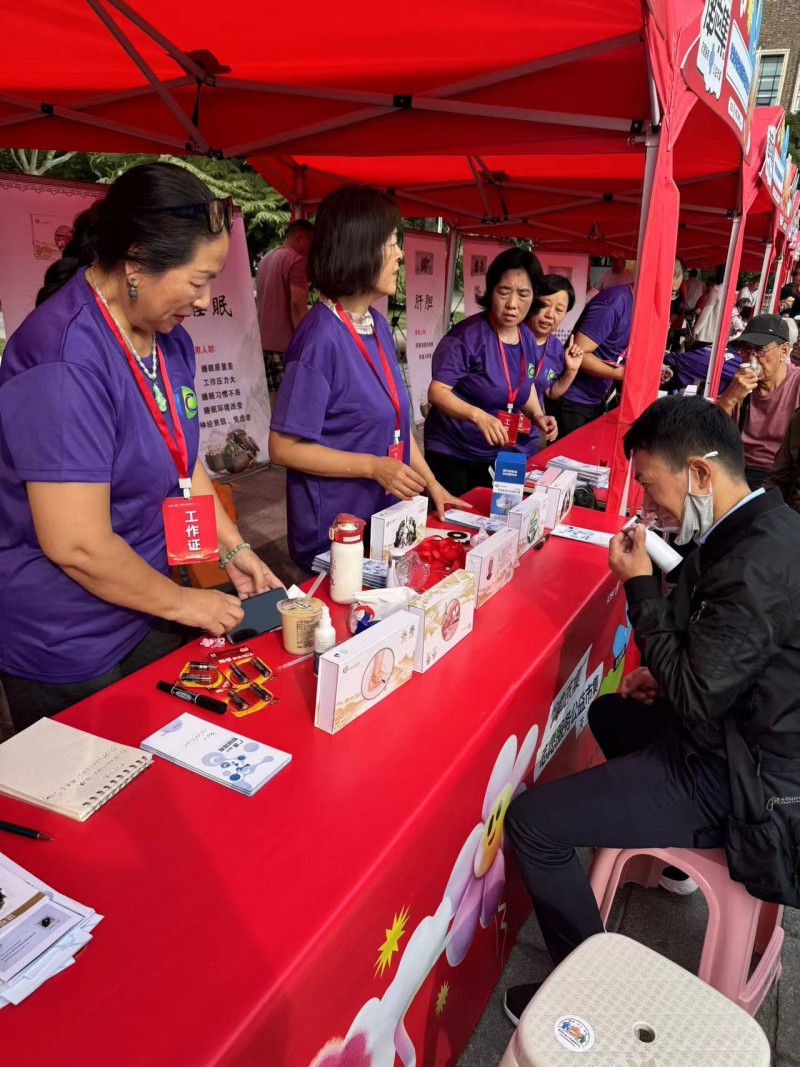 伊康集团以健康为纽带 为“津志集”志愿服务市集增添一抹亮丽色彩(图1) 伊康集团以健康为纽带 为“津志集”志愿服务市集增添一抹亮丽色彩(图1)