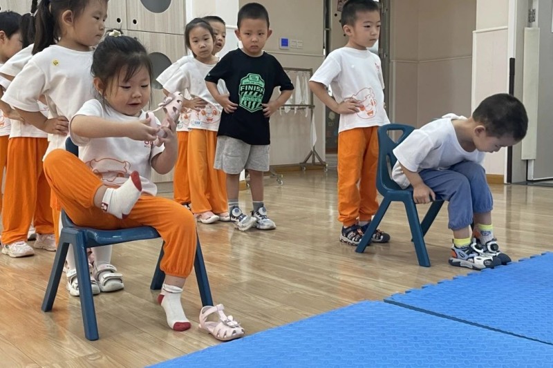 挑战无处不在，成长由此开始——吉的堡幼儿园自理小达人比赛盛况(图2)