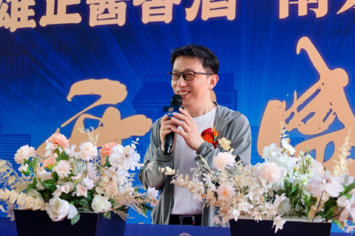 中国定位专家顾均辉出席雄正南京体验馆开业活动,分享战略定位背后的智慧(图2) 中国定位专家顾均辉出席雄正南京体验馆开业活动,分享战略定位背后的智慧(图2)