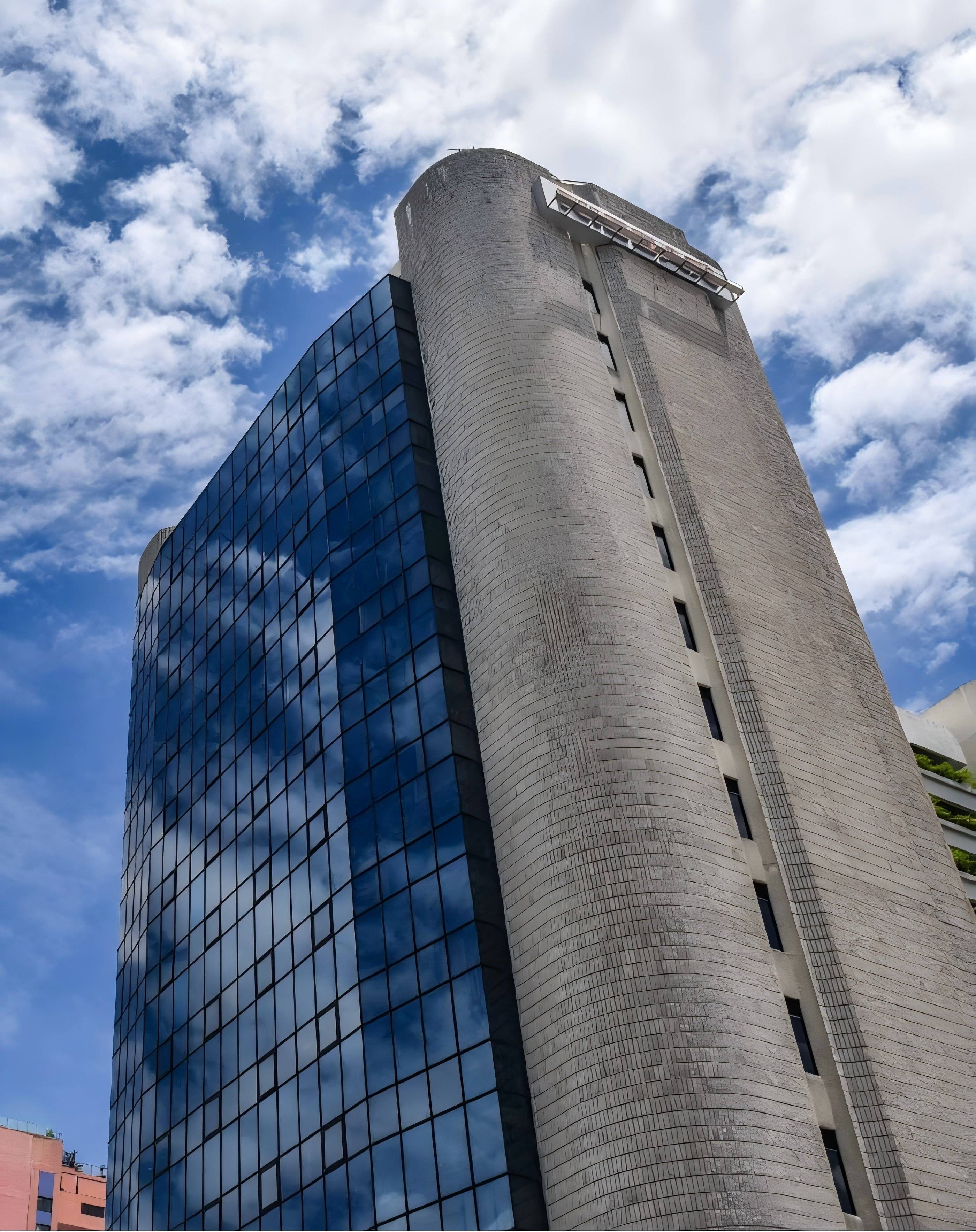 1730279142531610.jpg 于曼谷巴吞旺拉玛一世路的暹罗汽车有限公司现有办公大楼(1).jpg