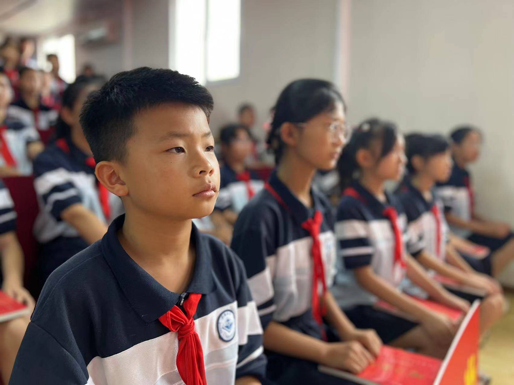 《我心向党》进校园,在校园中传承和弘扬爱国主义(图4) 《我心向党》进校园,在校园中传承和弘扬爱国主义(图4)