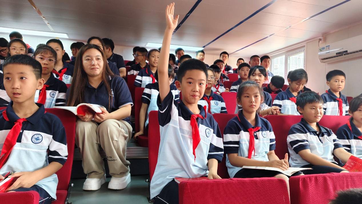 《我心向党》进校园,在校园中传承和弘扬爱国主义(图5) 《我心向党》进校园,在校园中传承和弘扬爱国主义(图5)