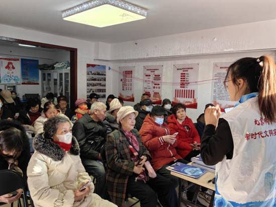 【新春走基层】银发老人上手机课 记录春节团圆时刻(图1)