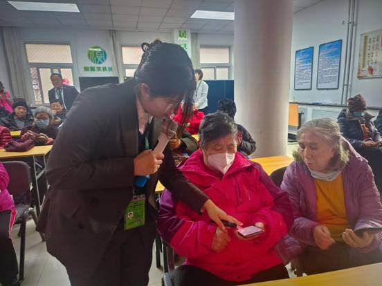 【新春走基层】银发老人上手机课 记录春节团圆时刻(图3)