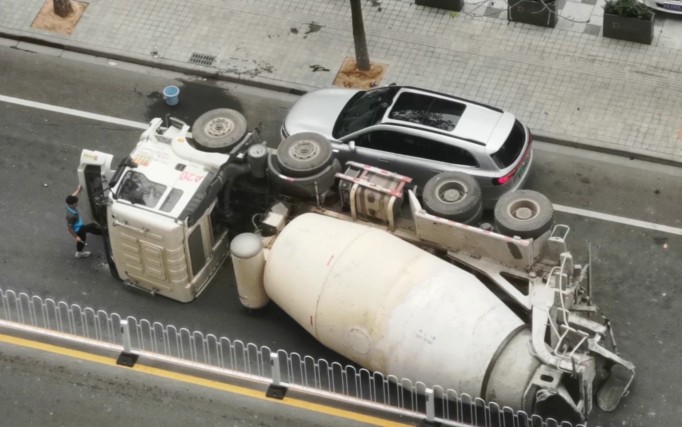 搅拌车侧翻生死瞬间，美的空调服务工程师英勇救人！集团表彰并奖车辆一台！(图1)